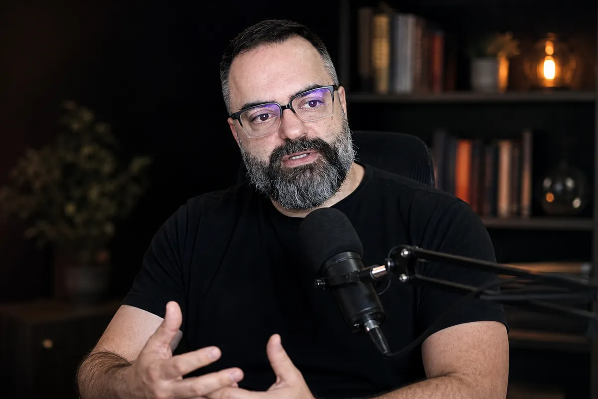 Matheus Massari gravando um vídeo, falando ao microfone