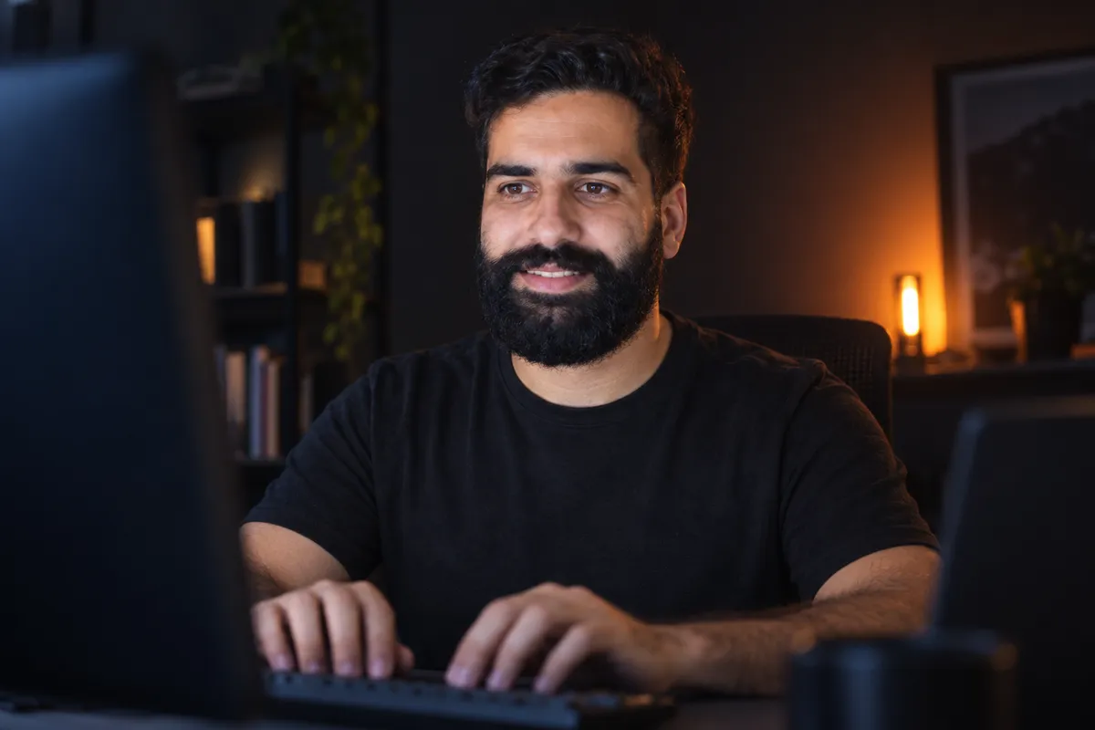 Tauã Soares programando no computador